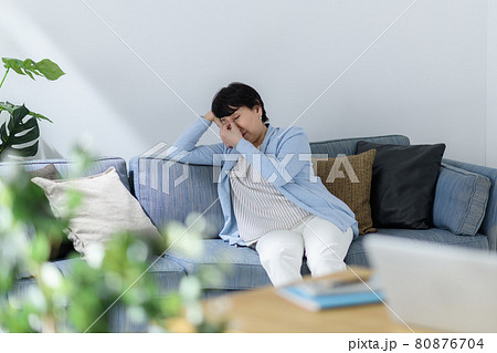 シニア女性 疲れ うたた寝 シニア女性 疲れ うたた寝 80876704