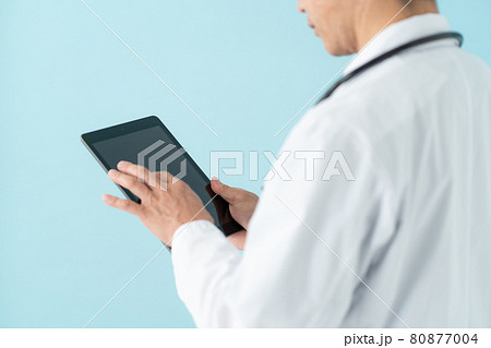 医師　ミドル男性　白衣　タブレット　手元 80877004