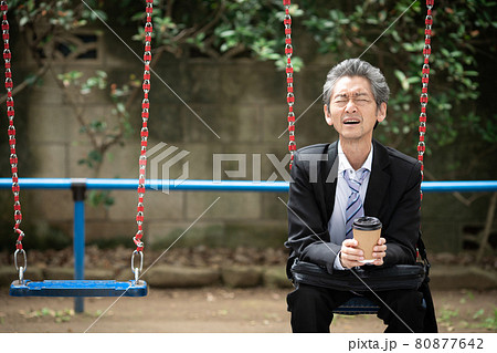シニア男性　ビジネスマン　ブランコ 80877642
