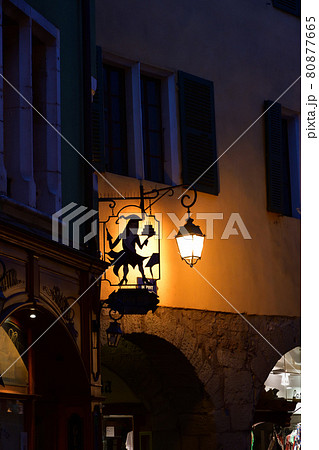 フランス・アヌシー、夜の旧市街を照らす街灯、2021年7月29日撮影 フランス・アヌシー、夜の旧市街を照らす街灯、2021年7月29日撮影 80877665