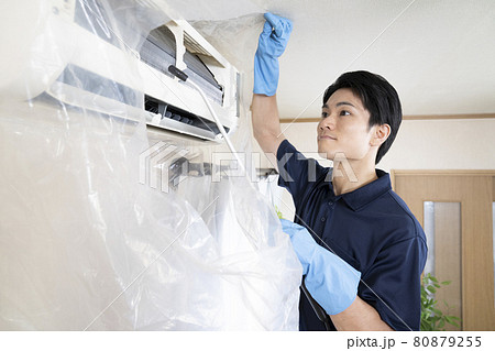 エアコンの清掃をするハウスクリーニングの作業員 80879255
