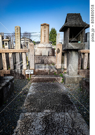 本満寺の春、尼子忠臣・山中鹿介の墓 本満寺の春、尼子忠臣・山中鹿介の墓 80880058
