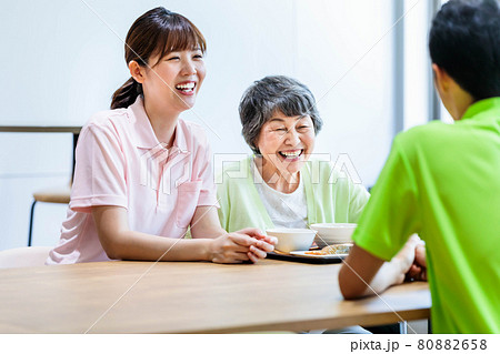 食事をするシニア女性と介護士 撮影協力:中央工学校附属日本語学校 食事をするシニア女性と介護士 撮影協力:中央工学校附属日本語学校 80882658