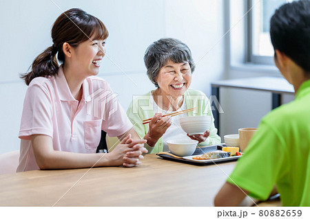 食事をするシニア女性と介護士　撮影協力：中央工学校附属日本語学校 80882659