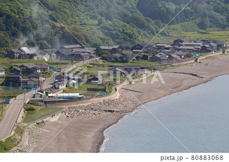 新潟 佐渡 外海府海岸 跳坂から望む岩谷口集落 新潟 佐渡 外海府海岸 跳坂から望む岩谷口集落 80883068