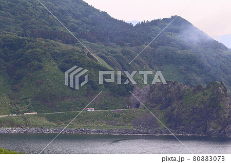 新潟 佐渡 佐渡一周線北鵜島1号トンネルと路線バス 新潟 佐渡 佐渡一周線北鵜島1号トンネルと路線バス 80883073