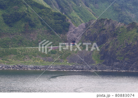新潟　佐渡　佐渡一周線北鵜島1号トンネルと路線バス 80883074