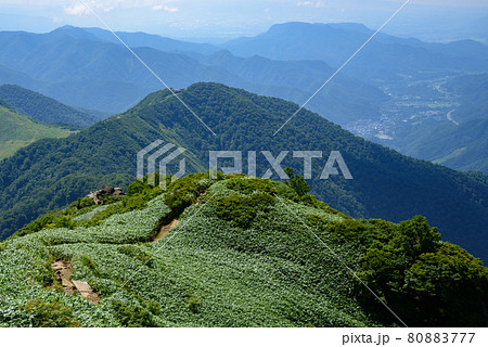 夏の谷川岳天神尾根から町を望むの写真素材