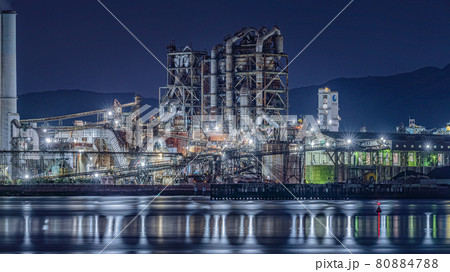 工場夜景　素材　コピースペース 80884788