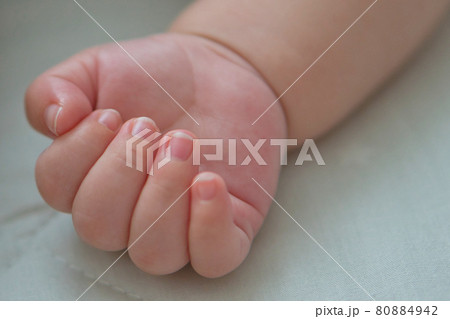 赤ちゃんの小さなかわいい手の写真素材