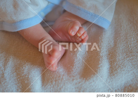 赤ちゃんの小さなかわいい足の写真素材