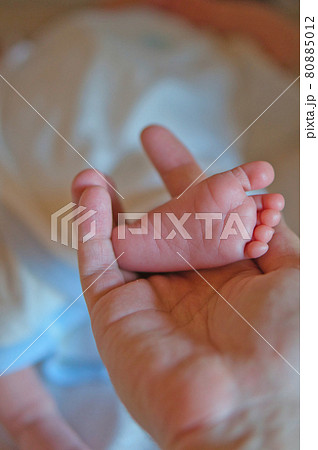 赤ちゃんの小さなかわいい足の写真素材