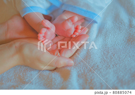 生まれたての赤ちゃんのかわいい足の写真素材