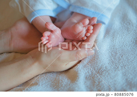 生まれたての赤ちゃんのかわいい足の写真素材