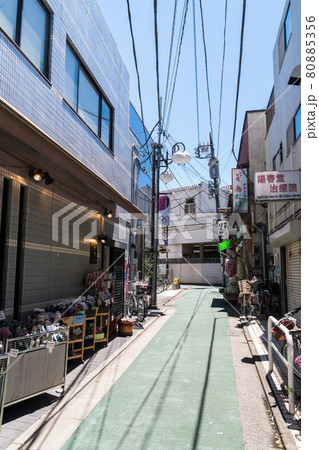 京王線下高井戸駅 北口商店街の小路を散歩 夏の青空 下高井戸駅前市場 東京都世田谷区 京王線下高井戸駅 北口商店街の小路を散歩 夏の青空 下高井戸駅前市場 東京都世田谷区 80885356