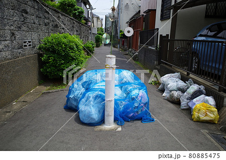 住宅街のゴミ捨て場の写真素材