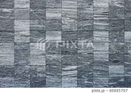 タイル状に貼られた様々な表情の花崗岩 タイル状に貼られた様々な表情の花崗岩 80885707
