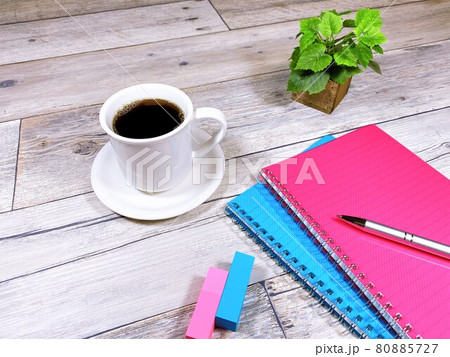 ノートと付箋 80885727