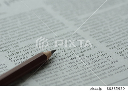 英字新聞と鉛筆 英字新聞と鉛筆 80885920