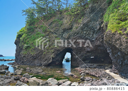 【能登金剛巌門 (巌門)】 石川県羽咋郡志賀町富来牛下巌門 80886415