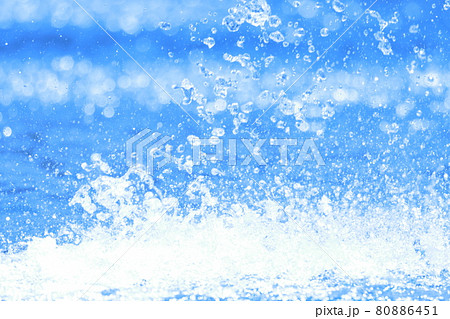 氷のように見える水しぶき_ブルー 氷のように見える水しぶき_ブルー 80886451