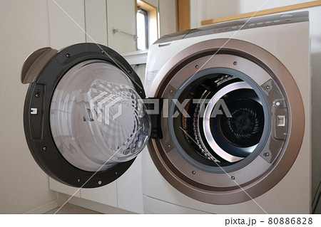 ドラム式乾燥機付き洗濯機の扉を開ける素材写真 ドラム式乾燥機付き洗濯機の扉を開ける素材写真 80886828
