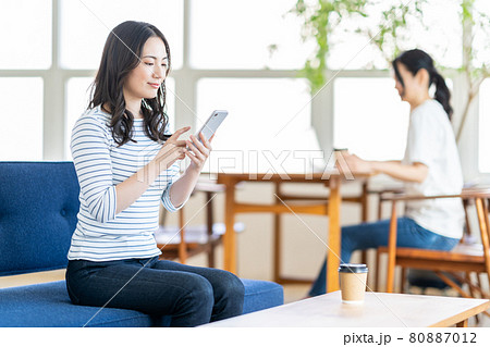 コワーキングスペースでスマホを操作する若い女性。 コワーキングスペースでスマホを操作する若い女性。 80887012