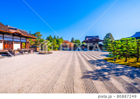 仁和寺の南庭と宸殿と勅使門 仁和寺の南庭と宸殿と勅使門 80887249