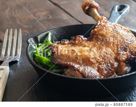 香川県の名物料理、骨付鳥のクローズアップ。スパイスで味を付けた骨付き鶏もも肉。 香川県の名物料理、骨付鳥のクローズアップ。スパイスで味を付けた骨付き鶏もも肉。 80887589