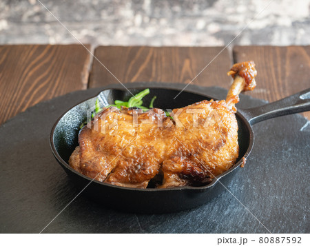 香川県の名物料理、骨付鳥。スパイスで味を付けた骨付き鶏もも肉。 香川県の名物料理、骨付鳥。スパイスで味を付けた骨付き鶏もも肉。 80887592