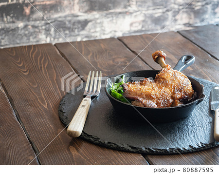香川県の名物料理、骨付鳥。スパイスで味を付けた骨付き鶏もも肉。 香川県の名物料理、骨付鳥。スパイスで味を付けた骨付き鶏もも肉。 80887595
