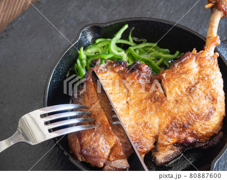 香川県の名物料理、骨付鳥のクローズアップ。スパイスで味を付けた骨付き鶏もも肉。 香川県の名物料理、骨付鳥のクローズアップ。スパイスで味を付けた骨付き鶏もも肉。 80887600