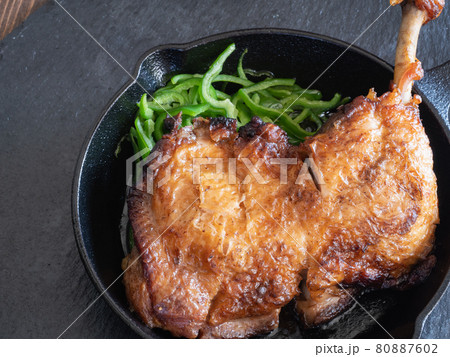 香川県の名物料理、骨付鳥のクローズアップ。スパイスで味を付けた骨付き鶏もも肉。 香川県の名物料理、骨付鳥のクローズアップ。スパイスで味を付けた骨付き鶏もも肉。 80887602