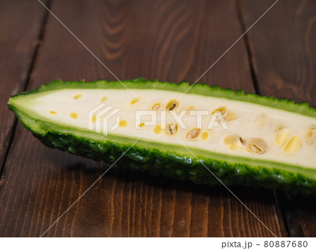 沖縄野菜のゴーヤの断面。白いワタと種。 80887680