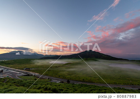 早朝の夏の阿蘇に浮かぶ雲海に放牧された馬や牛が居る夜明けの風景 早朝の夏の阿蘇に浮かぶ雲海に放牧された馬や牛が居る夜明けの風景 80887983