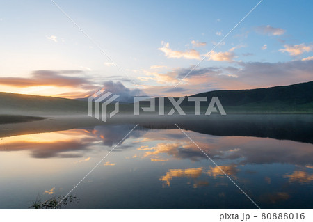 早朝の夏の阿蘇に浮かぶ雲海に放牧された馬や牛が居る夜明けの風景 早朝の夏の阿蘇に浮かぶ雲海に放牧された馬や牛が居る夜明けの風景 80888016