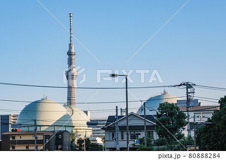 都市風景　ガスタンクと東京スカイツリー　東京都荒川区南千住 80888284