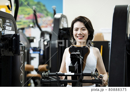 女性 トレーニング スポーツジム ミッドロウ 笑顔 女性 トレーニング スポーツジム ミッドロウ 笑顔 80888375