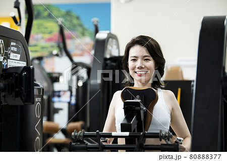 女性　トレーニング　スポーツジム　ミッドロウ　笑顔 80888377