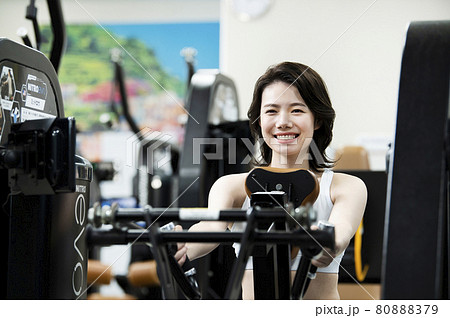 女性 トレーニング スポーツジム ミッドロウ 笑顔 女性 トレーニング スポーツジム ミッドロウ 笑顔 80888379