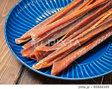 鮭とば。鮭の切り身を塩水に漬けて干した珍味。 80888389