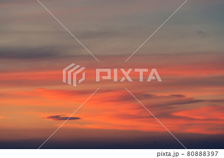 夏の日没前の青空にたなびく夕焼け雲　b-2 高彩度 80888397