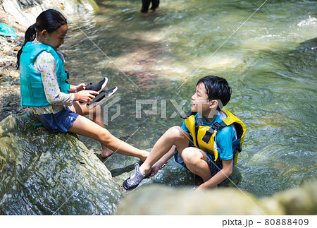 川遊びを楽しむ子供たち 80888409