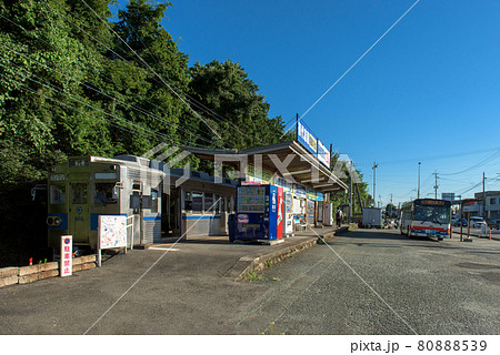 熊本電鉄の御代志駅と電車 80888539