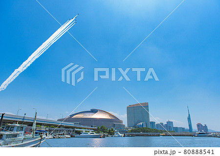 福岡ドームと福岡タワーの上を飛ぶブルーインパルス 福岡ドームと福岡タワーの上を飛ぶブルーインパルス 80888541
