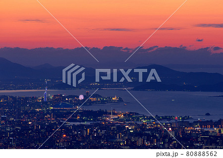 福岡市と夕焼け 80888562