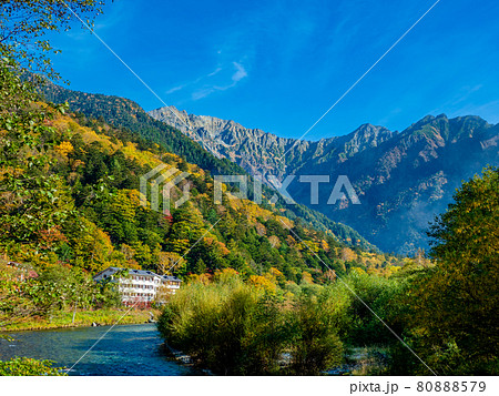 秋の上高地・梓川と穂高岳 80888579