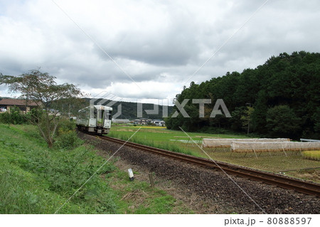 稲架掛けのある風景 八高線が行く ときかわ町 稲架掛けのある風景 八高線が行く ときかわ町 80888597