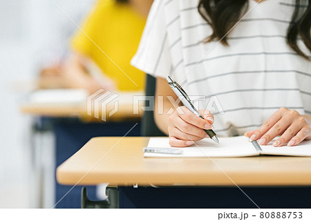 学校の授業イメージ　撮影協力：中央工学校附属日本語学校 80888753