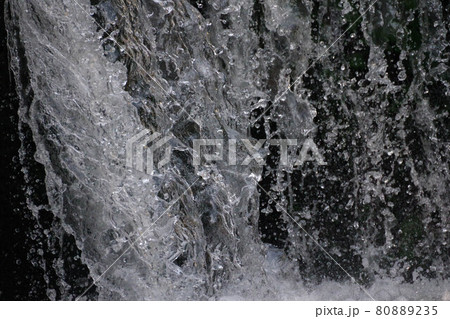 滝の水流 滝の水流 80889235